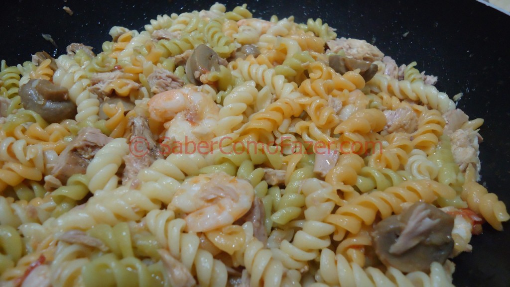 Fusilli com atum e camarão