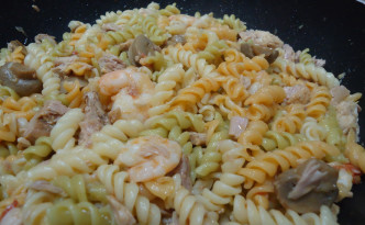 Fusilli com atum e camarão